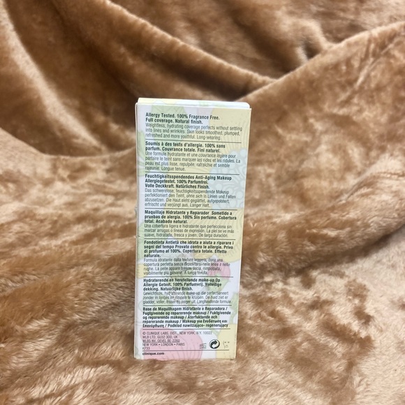 CLINIQUE EVEN BETTER REFRESH HYDRATING AND REPAIRING MAKEUP - Picture 4 of 6